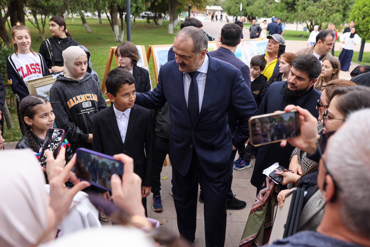Сергей Меликов поздравил дагестанцев с Днём знаний.